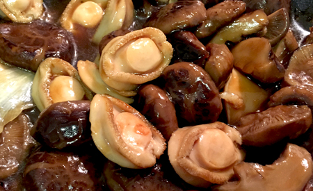 Braised Abalone and Chinese Shiikate Mushrooms 鮑魚炆冬菇Braised Abalone and Chinese Shiikate Mushrooms 鮑魚炆冬菇