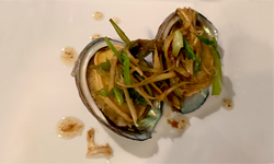 Ginger and Scallion Steamed Abalones 薑䓤蒸鮑魚