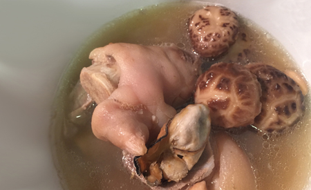 Pig Foot Soup with Peanuts, Dry Oysters and Chinese Shiitake Mushrooms 花生蠔豉冬菇豬腳湯